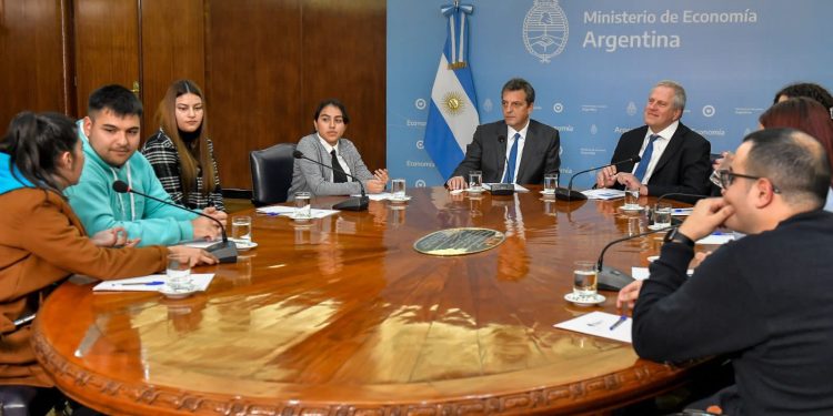 Massa afianza su perfil distribucionista: anunció aumentos para las Becas Progresar