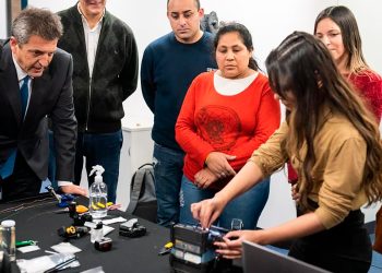 Massa entregó los títulos a los egresados del Programa de Reconversión Laboral