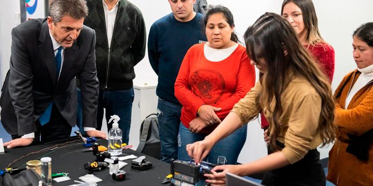 Massa entregó los títulos a los egresados del Programa de Reconversión Laboral