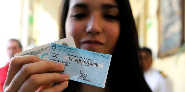 Menos respaldo a la democracia y más al autoritarismo en Latinoamérica