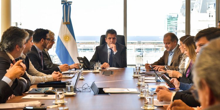 Misión argentina viajará mañana a Washington para cerrar el acuerdo con el FMI