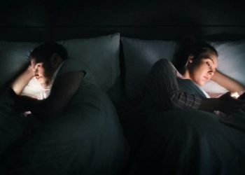 ¿Qué es el phubbing?: el hábito que puede destruir tu pareja