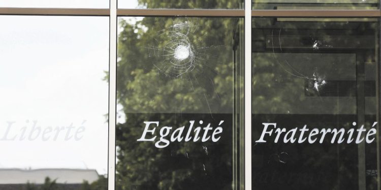 Revuelo en Francia por declaraciones de Macron a favor de limitar redes sociales