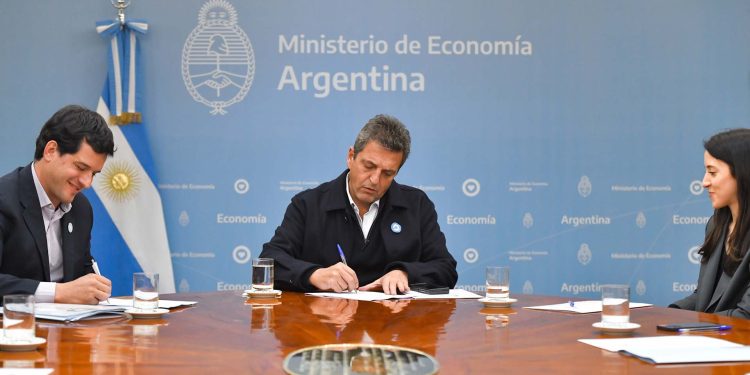 Sergio Massa firmó su compromiso por la Campaña Nacional por la Alfabetización