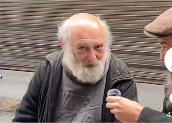 Tiene 75 años, fue traductor, sufrió 3 ACV y está en situación de calle hace cinco meses