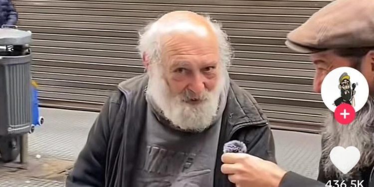 Tiene 75 años, fue traductor, sufrió 3 ACV y está en situación de calle hace cinco meses