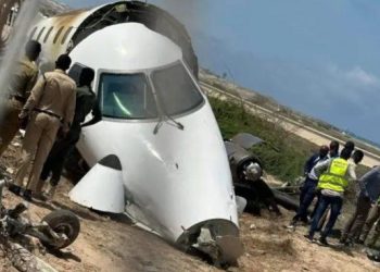 Un avión debió aterrizar de emergencia y chocó contra un muro