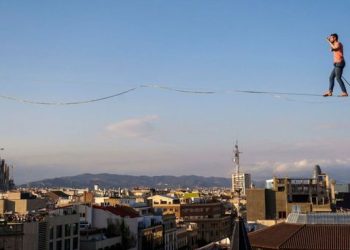 Un equilibrista francés cruzó Barcelona descalzo y a 70 metros de altura