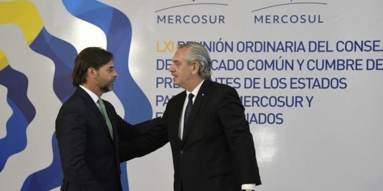 Uruguay votó a favor de un préstamo de u$s 1.000M de la CAF para Argentina