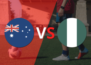 Ya rueda el balón entre Australia y Nigeria en el estadio Suncorp Stadium