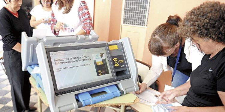 A días de las PASO, siguen las dudas en torno al voto electrónico: «Hay varios detalles sobre el funcionamiento que se tratan de ocultar»
