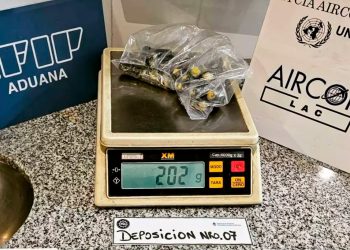 Acusan a un estudiante de haber aportado 78 cápsulas de cocaína a la joven detenida