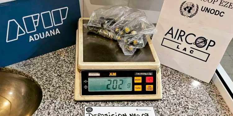 Acusan a un estudiante de haber aportado 78 cápsulas de cocaína a la joven detenida