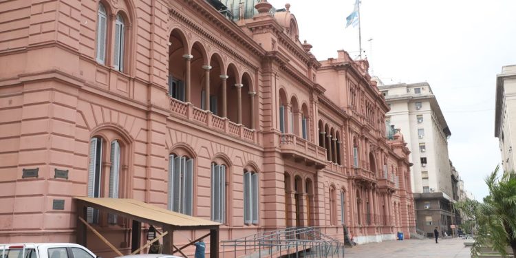 Alberto Fernández encabeza una reunión del Consejo Económico y Social con la CGT y la UIA