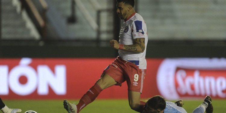 Ávalos marcó el gol más rápido del siglo, pero a Argentinos no le acanzó