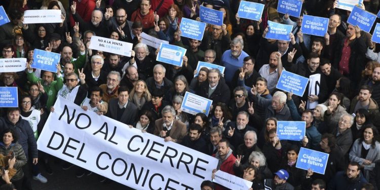 Científicos argentinos se movilizaron en defensa del Conicet