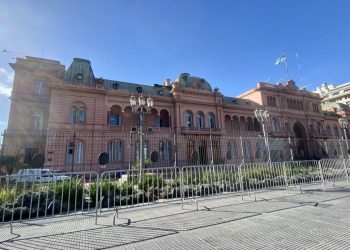 Con Alberto Fernández en Olivos, la Casa Rosada está vallada por las marchas en el centro
