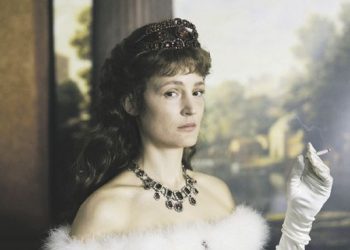 “Corsage”: la emperatriz Sissi en un experimento con el tiempo