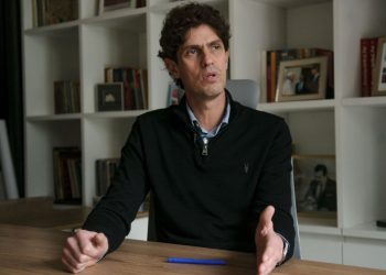 Denuncian en las redes sociales que Martín Lousteau rompe la veda electoral con mensajes por SMS