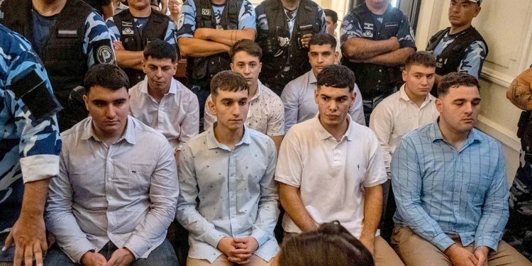 Ejercicios y tareas de cocina, la rutina de los condenados por el crimen de Báez Sosa