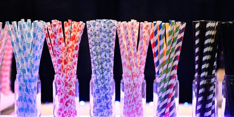 El lado oscuro de las pajitas de papel: ¿contienen sustancias nocivas para la salud y el ambiente?