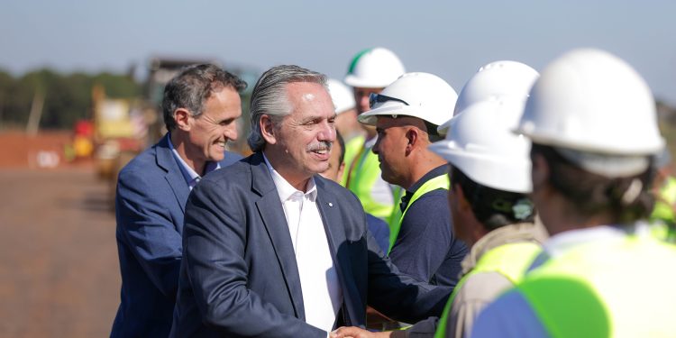 El Presidente firmó el decreto para la asignación del bono de $60.000 para trabajadores