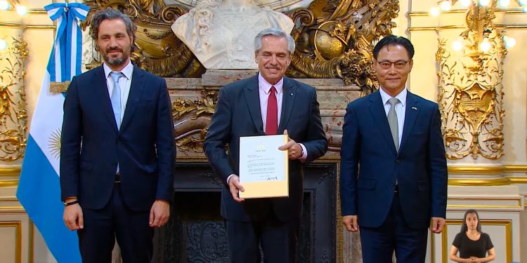 El Presidente recibió las cartas credenciales de los nuevos embajadores