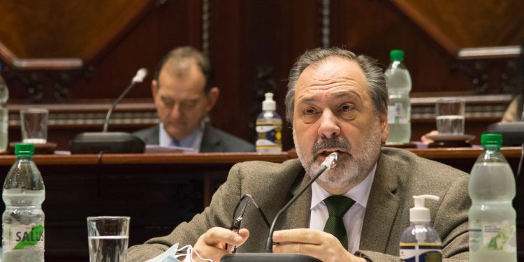 El senador Jorge Gandini propuso mantener la exoneración del Imesi a los bidones de agua