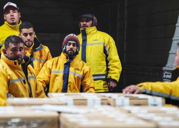 En mula, barco o avión, avanza la entrega de las 106.659 urnas en todo el país