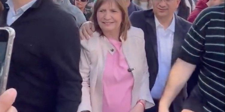 Escándalo con Bullrich en San Luis: escupidas, insultos y repudio