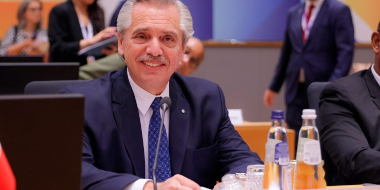 Fernández inaugura la capacitación Crecer con Derechos y recibe al abuelo de Lucio Dupuy