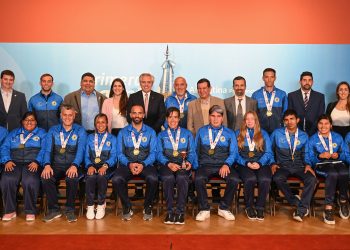 Fernández recibió a Las Murciélagas y Los Murciélagos