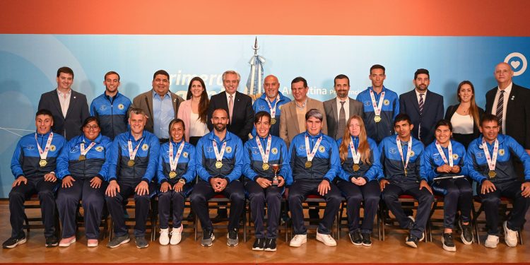 Fernández recibió a Las Murciélagas y Los Murciélagos