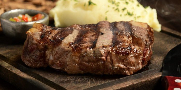 Fue a una parrilla, pidió 7 cortes de carne y el precio final sorprendió a todos