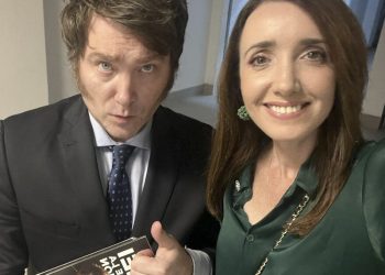 Insólito: la candidata a vice de Milei confundió una bandera y acusó de «adoctrinamiento» a una escuela cooperativa