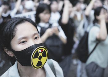 Japón inicia el vertido al mar de agua de la central de Fukushima y provoca alarma