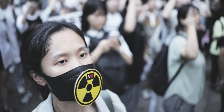 Japón inicia el vertido al mar de agua de la central de Fukushima y provoca alarma