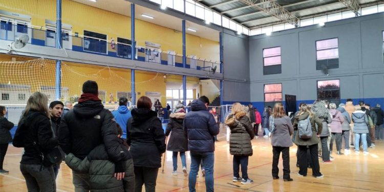 La elección porteña con voto electrónico: dos horas de espera y denuncia por el mal funcionamiento de las máquinas