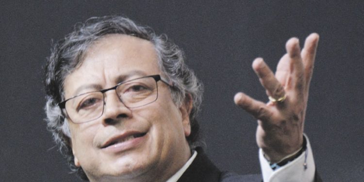 Luces y sombras del primer año de Petro: audacia, escándalos y violencia persistente