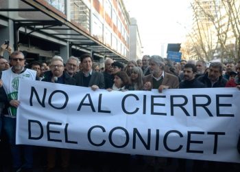 Masiva movilización de científicos, investigadores y trabajadores en defensa del Conicet