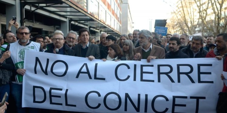 Masiva movilización de científicos, investigadores y trabajadores en defensa del Conicet