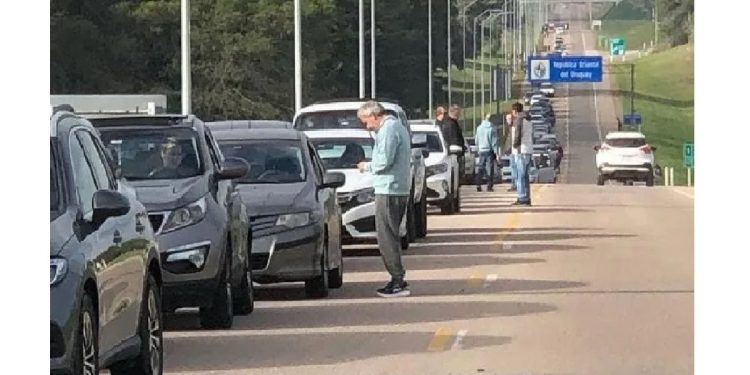 Masivo éxodo hacia Argentina: al menos 5 horas de espera para cruzar la frontera