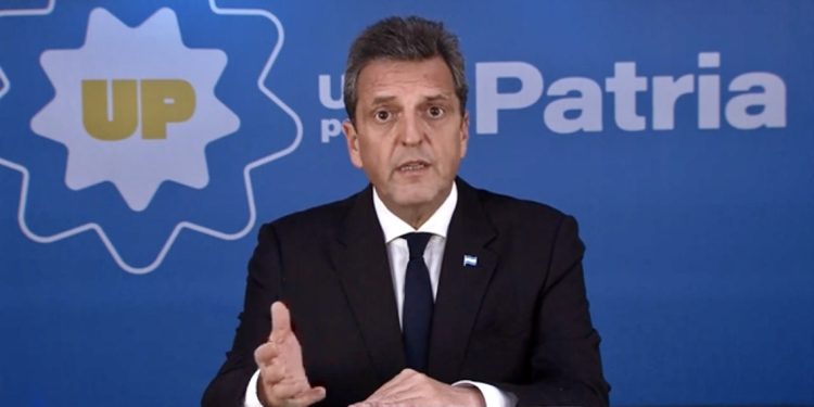 Massa convocó a los argentinos «a votar en defensa de la democracia»
