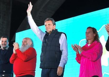 Massa mostró apoyo de los movimientos sociales y anunció DNU por monotributo