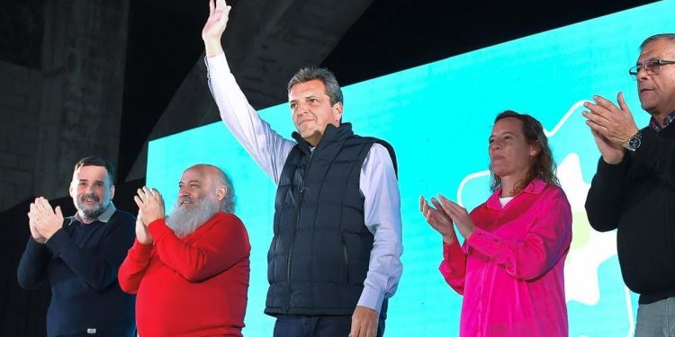 Massa mostró apoyo de los movimientos sociales y anunció DNU por monotributo