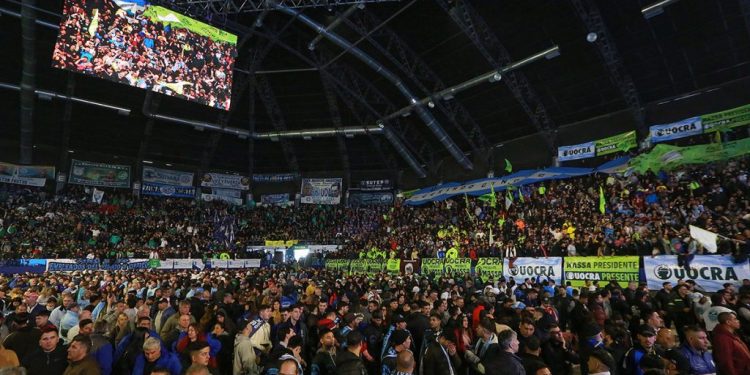 Massa prometió «suma fija» para los salarios más bajos en la CGT y en Rosario «un plan con Gendarmería»