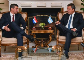 Massa y Peña dialogaron sobre la deuda de Yacyretá y crean una comisión por la Hidrovía