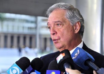 Mattos viajará a Brasil para tratar las restricciones en las importaciones lácteas  