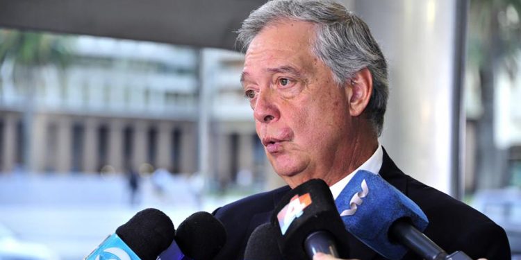 Mattos viajará a Brasil para tratar las restricciones en las importaciones lácteas  