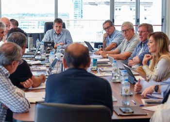 Ministros, legisladores y sindicalistas avalaron las medidas para “mitigar la devaluación”